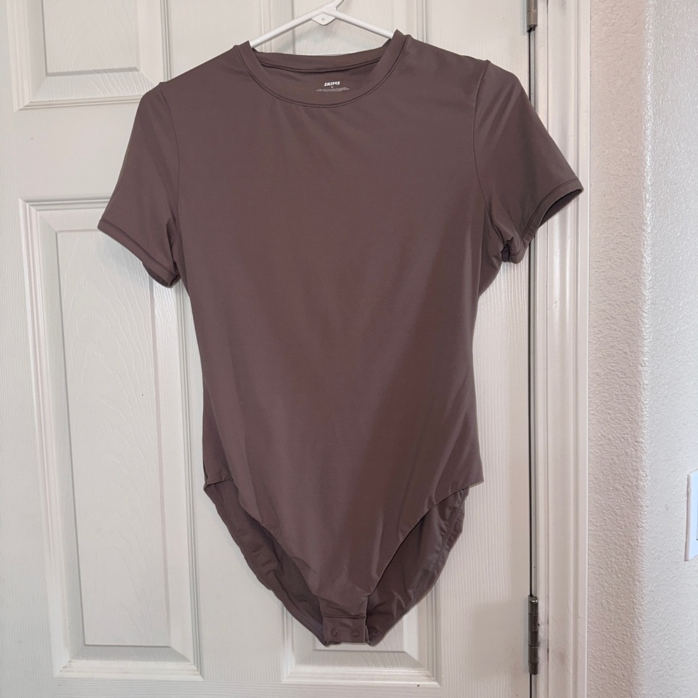 Skims brown short sleeve soft & stretchy bodysuit with snap bottom closure